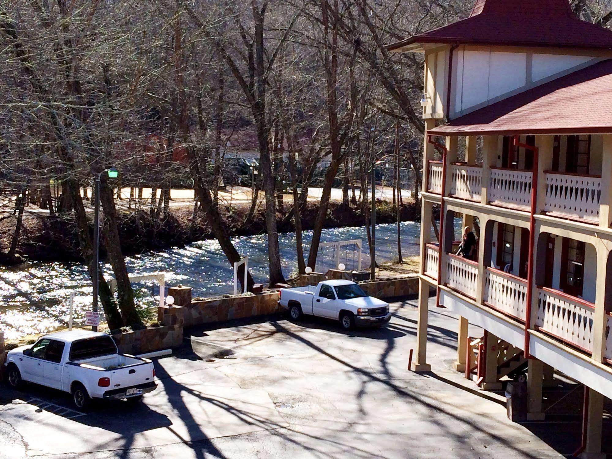 Riverbend Motel & Cabins Helen Esterno foto